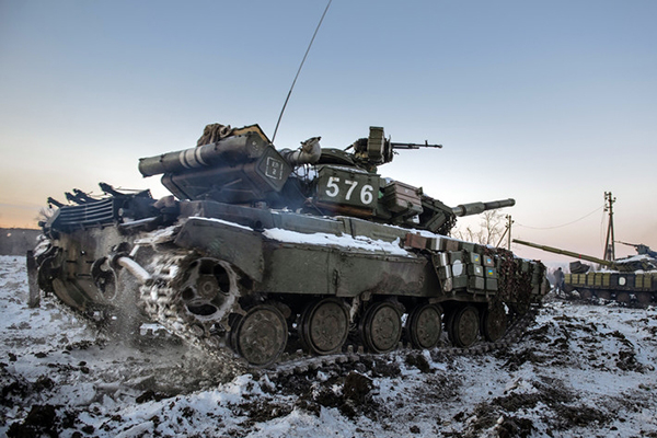 epa04544464 A picture made available 01 January 2015 shows tanks of the Ukrainian army moving near Peski village, Donetsk area, Ukraine, 31 December 2014, few hours before the 2015 celebrations. Ukrainian President Poroshenko on 29 December had signed a law that cancels Ukraine's non-aligned status and promised to initiate reform allowing Ukraine to comply with NATO standards as well as to hold a referendum on joining the alliance, a step opposed by Russia. EPA/OLGA IVASHCHENKO